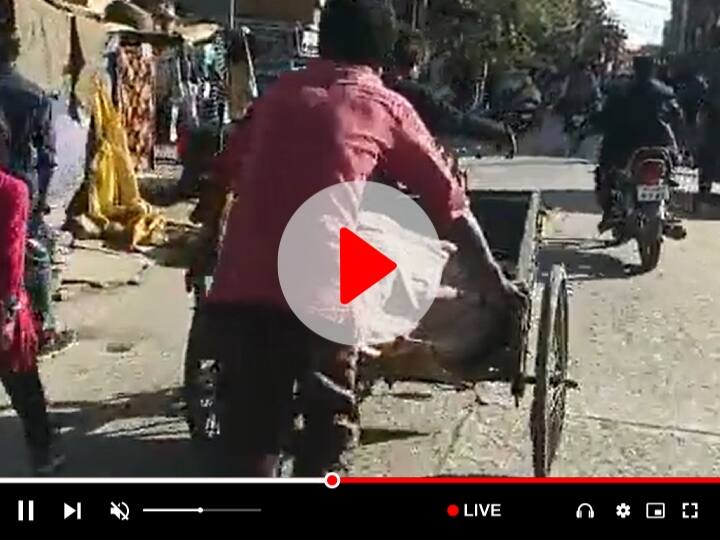 MP Viral Video Adivasi Family Carries Dead man body in hand cart as no Ambulance Arrived ANN Watch: मध्य प्रदेश में फिर इंसानियत शर्मसार, सीधी में परिजनों को नहीं मिली एंबुलेंस, हाथ ठेले से शव ले गए घर