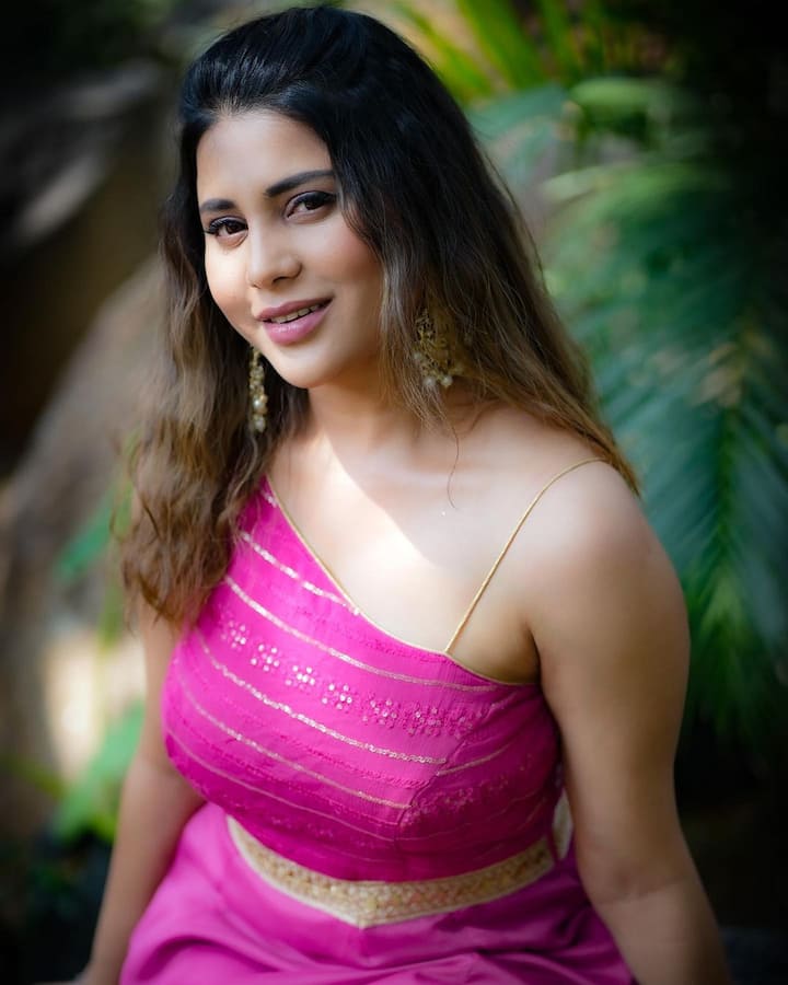 బ్రహ్మముడి సీరియల్ లో హీరో రాజ్ ని తొలి చూపుతోనే ప్రేమలోకి దింపేసింది. Image Credit: Hamida Khatoon/Instagram