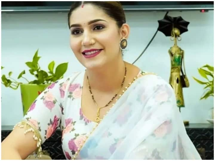 Dowry harassment case filed against Sapna Chowdhary her brother and mother  sister in- aw accused of asking for Creta car Sapna Choudhary के खिलाफ दहेज प्रताड़ना का केस दर्ज, भाभी ने लगाया गाड़ी मांगने का आरोप