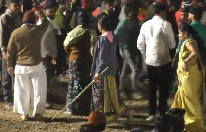 तरुणांनी हुल्लडबाजी करण्याचा प्रयत्नदेखील केला. कार्यक्रम सुरळीपणे पार पडावा यासाठी गावातील महिलांवर हातात काठ्या घेऊन उभे राहण्याची वेळ आली.