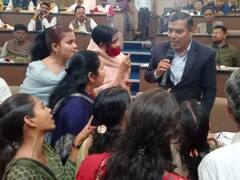 एक साल बाद आयोजित की गई कोटा नगर निगम दक्षिण की बैठक, हंगामे की चढ़ी भेंट, पार्षदों ने लहराए बैनर