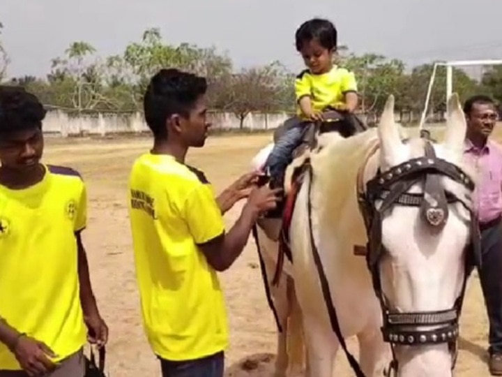 கரூரில் குதிரை ஏற்ற போட்டி; உற்சாகத்துடன் பங்கேற்ற மாணவ, மாணவிகள்