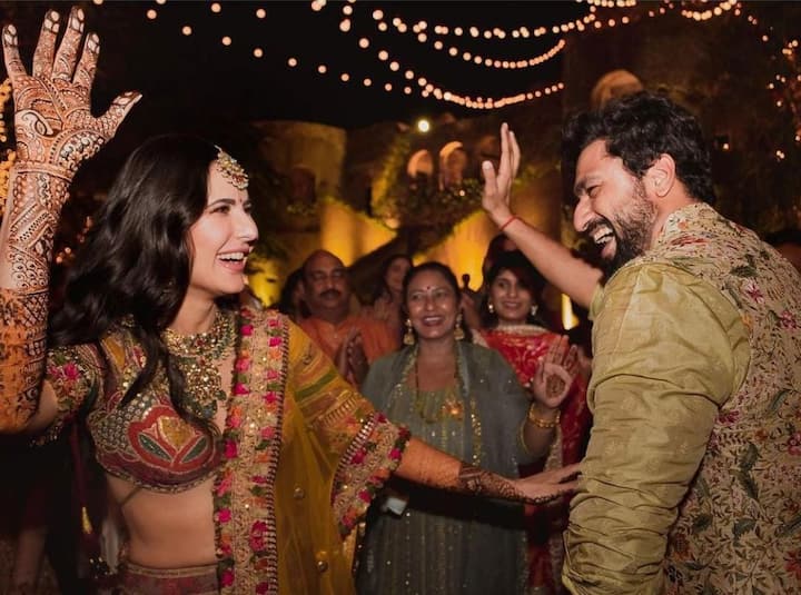 कैटरीना कैफ (Katrina Kaif) और विक्की कौशल (Vikki Kaushal) की शादी में भी वीणा नागडा (Veena Nagda) ने कैटरीना को मेहंदी लगाई थी. बता दें कि कैटरीना कैफ ने अपनी रिंग फिंगर पर विक्की कौशल का नाम लिखवाया था. (Photo- Instagram)