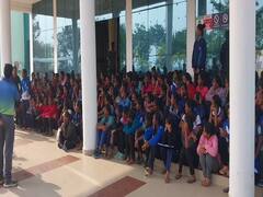 சென்னை அருகே திடீர் போராட்டத்தில் விளையாட்டு பல்கலை., மாணவிகள் - காரணம் என்ன ?