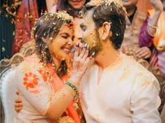 Chitrashi Rawat Wedding: हल्दी सेरेमनी में दूल्हे पर प्यार लुटाती नजर आईं 'चक दे' फेम चित्राशी रावत, सामने आई कपल की खूबसूरत तस्वीरें