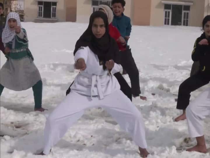 Jammu-Kashmir: जम्मू और कश्मीर के बडगाम के दूर-दराज के बीरवाह कस्बे की युवतियां बर्फ में मार्शल आर्ट का रोज अभ्यास करती हैं.  