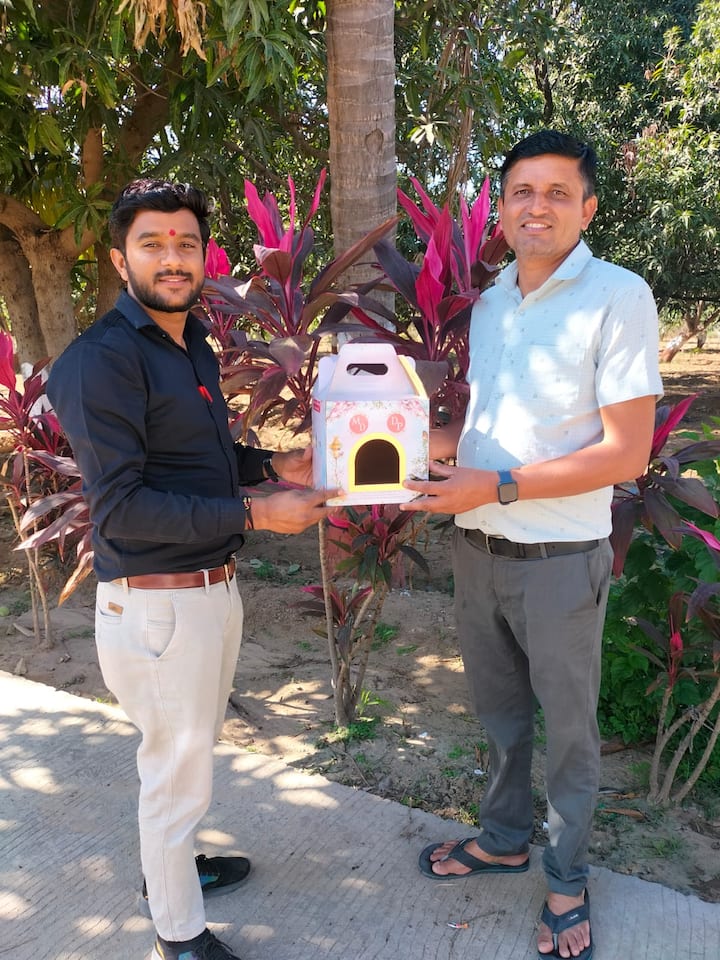 આ પક્ષીઘરમાં પક્ષીઓની અવર જવરથી ઘરમાં પક્ષીઓનો કલરવ સાંભળવા મળે છે અને એક અનેરી ખુશી અને પ્રસન્નતાનો અનુભવ થાય છે. જેથી લોકો માટે આ કંકોત્રી એક કાયમી અને યાદગાર સંભારણું બની રહે છે.