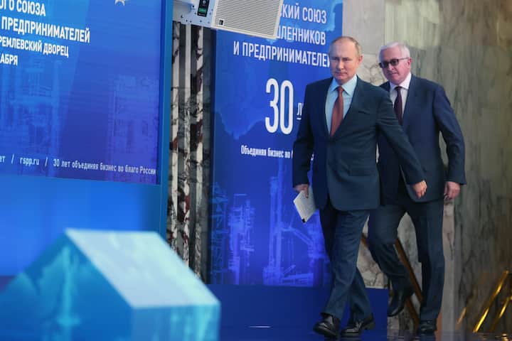 ऐसा इसलिए किया जाता है कि जरूरत पड़ने पर दुश्मन से पहले वे अपने हथियार निकाल सकें. इसी वजह से केजीबी (KGB) के सभी मेंबर दाहिने हाथ को एक ही स्थिति में बनाकर चलते हैं.