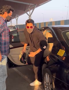 Sidharth Kiara Wedding: कियारा को दुल्हानिया बनाने जैसलमेर जा रहे हैं सिद्धार्थ मल्होत्रा, दिल्ली एयरपोर्ट पर फैमिली के साथ तस्वीरों में कैद