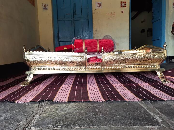 सोने-चांदीचा अंश समाविष्ट असलेली पालखी नुकतीच एरंडोलीला रवाना करण्यात आली.