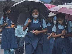 School Leave: இன்று எந்தெந்த மாவட்டங்களில் பள்ளி, கல்லூரிகளுக்கு விடுமுறை..! மாணவர்களே இதைப்படிங்க..