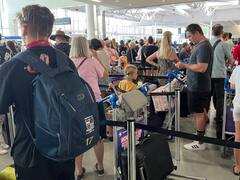 फ्लाइट पकड़ने के चक्कर में पैरेंट्स एयरपोर्ट पर भूले अपना बच्चा, टिकट को लेकर हुई थी बहस