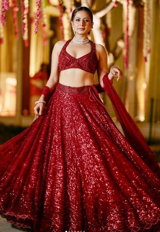 પરંતુ ફિલ્મોમાં એકદમ સિમ્પલ લુકમાં દેખાતી સરગુન રિયલ લાઈફમાં એકદમ બોલ્ડ છે.