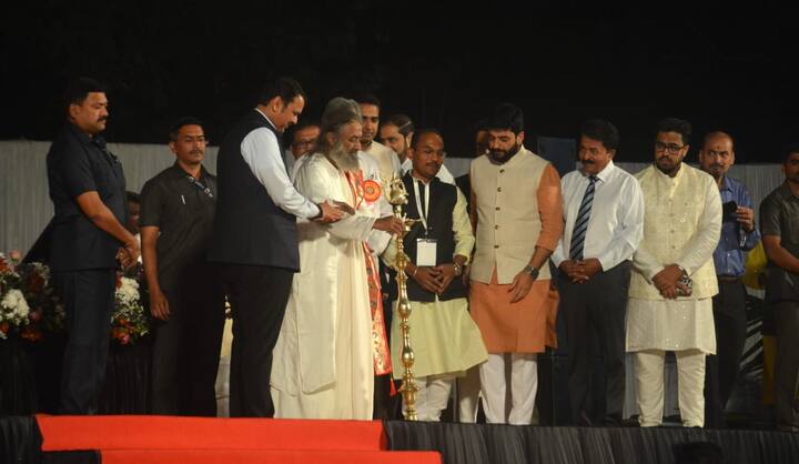 गुरुदेव श्री श्री रविशंकर यांच्या प्रमुख उपस्थितीत झालेल्या भक्तीउत्सवात अथर्वशीर्ष पठण केलं.