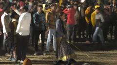 In Pics : गौतमी पाटीलच्या कार्यक्रमात सुरक्षेसाठी महिलांनीच घेतल्या हाती काठ्या; पहा फोटो...