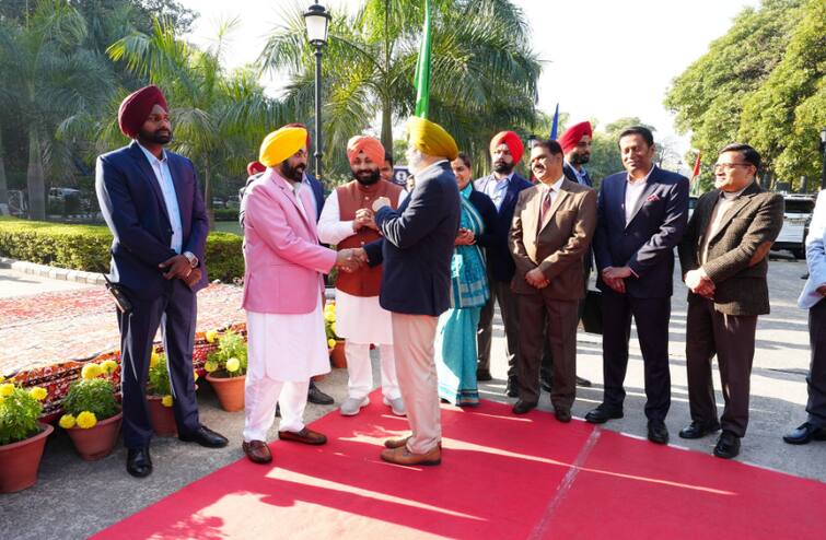 CM Mann flagged off the first batch of principals of government schools to Singapore for training CM ਮਾਨ ਨੇ ਝੰਡੀ ਦਿਖਾ ਕੇ ਸਰਕਾਰੀ ਸਕੂਲਾਂ ਦੇ ਪ੍ਰਿੰਸੀਪਲਾਂ ਦੇ ਪਹਿਲੇ ਬੈਚ ਨੂੰ ਟ੍ਰੇਨਿੰਗ ਲਈ ਸਿੰਗਾਪੁਰ ਕੀਤਾ ਰਵਾਨਾ