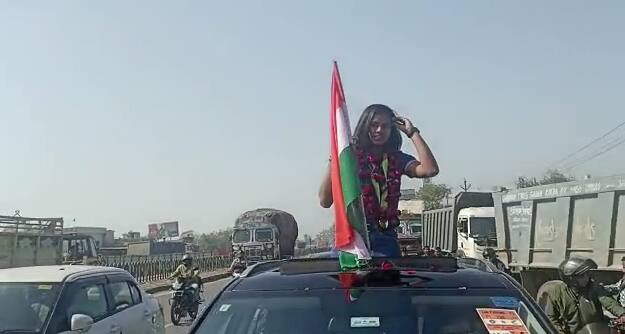 उत्तर प्रदेश के उन्नाव में क्रिकेटर बेटी और अंडर 19 विश्वकप में देश का झंडा बुलंद करने वाली बेटी का भव्य स्वागत किया गया. बता दें कि अर्चना देवी अंडर-19 टी-20 वर्ल्डकप फाइनल मैच जीतने के बाद पहली बार 4 फरवरी को अपने गांव पहुंची.