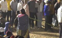 In Pics : गौतमी पाटीलच्या कार्यक्रमात सुरक्षेसाठी महिलांनीच घेतल्या हाती काठ्या; पहा फोटो...