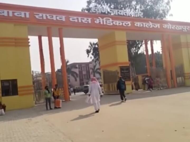 Gorakhpur BRD Medical College Junior doctors beat disabled patient in presence of police ANN Gorakhpur News: बीआरडी मेडिकल कॉलेज में जूनियर डॉक्टर्स की दबंगई, दिव्‍यांग मरीज की पुलिस के सामने की पिटाई
