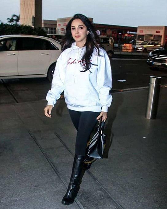 Balenciaga ब्रांड की स्वेट शर्ट भी उनके पास मौजूद है. कियारा आडवाणी (Kiara Advani) ने अपने एयरपोर्ट लुक पर इसे पहना जिसकी कीमत तकरीबन 62 हजार की है. (Photo- Instagram)