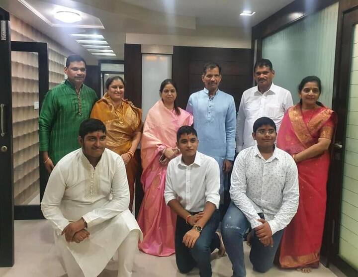 या प्रतिष्ठानद्वारे महिला बचत गटांचं जाळं पसरवलं आहे.