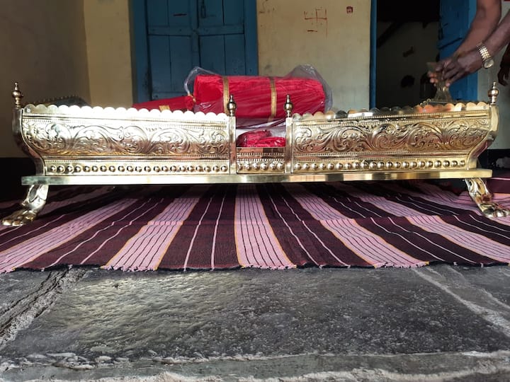 जान्हवीदेवीसाठी लाकडी पालखी वापरात होती.