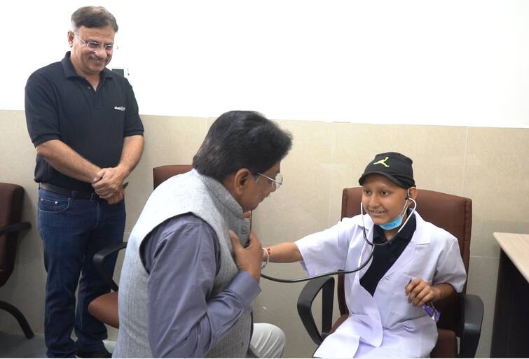 The health minister fulfilled the wish of a cancer-stricken child to become a doctor Aravalli: કેન્સરગ્રસ્ત બાળકની ડોક્ટર બનવાની ઈચ્છા આરોગ્યમંત્રીએ પુરી કરી, બાળક માટે ઋષિકેશ પટેલ ખુદ “દર્દી” બન્યા