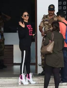 ਤੁਹਾਨੂੰ ਦੱਸ ਦੇਈਏ ਕਿ ਕਿਆਰਾ ਅਡਵਾਨੀ ਮਸ਼ਹੂਰ ਅਦਾਕਾਰਾ ਹੈ। ਉਨ੍ਹਾਂ ਨੇ ਬਾਲੀਵੁੱਡ ਵਿੱਚ ਇੱਕ ਖਾਸ ਪਹਿਚਾਣ ਬਣਾਈ ਹੈ, ਉਨ੍ਹਾਂ ਦੇ ਕੋਲ ਪ੍ਰਾਦਾ ਸਨੀਕਰ ਹਾਈ ਹੀਲ ਜੁੱਤੇ ਵੀ ਹਨ। ਜਿਸ ਦੀ ਕੀਮਤ 70 ਹਜ਼ਾਰ ਦੇ ਕਰੀਬ ਹੈ। (ਫੋਟੋ-ਇੰਸਟਾਗ੍ਰਾਮ)