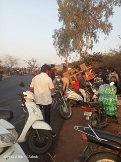 Kolhapur : शीतपेयांचा कंटेनर उलटल्यानंतर बाटल्या घरी नेण्यासाठी झुंबड