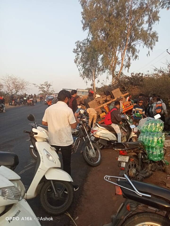 शीतपेये दिसल्यानंतर नेण्यासाठी एकच झुंबड यावेळी उडाली