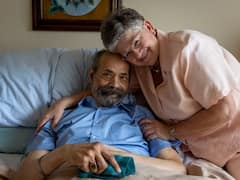 42 साल बाद प्रेमी को अस्पताल में देखकर रो पड़ी बुजुर्ग महिला, बुढ़ापे में दोनों ने रचाई शादी