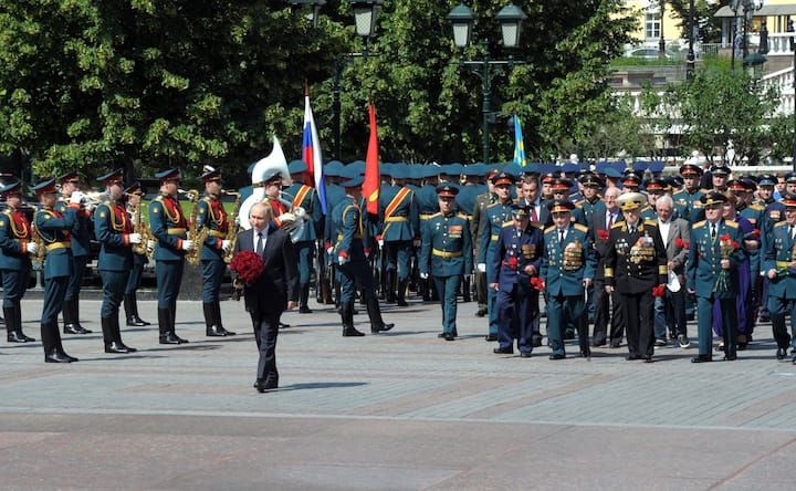 रूस के राष्ट्रपति व्लादिमीर पुतिन पहले केजीबी के जासूस थे. उन्‍हें इसी ढंग से चलने की ट्रेनिंग दी गई थी. केजीबी रूस की बेहद ही खतरनाक खुफिया एजेंसी है.
