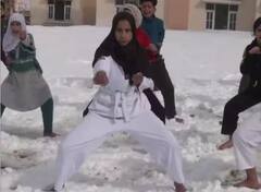 ਬਰਫ਼ 'ਤੇ ਕੁੜੀਆਂ ਦਾ ਮਾਰਸ਼ਲ ਆਰਟ ਦੇਖ ਤੁਸੀਂ ਵੀ ਰਹਿ ਜਾਓਗੇ ਹੈਰਾਨ, ਦੇਖੋ ਖੂਬਸੂਰਤ ਤਸਵੀਰਾਂ