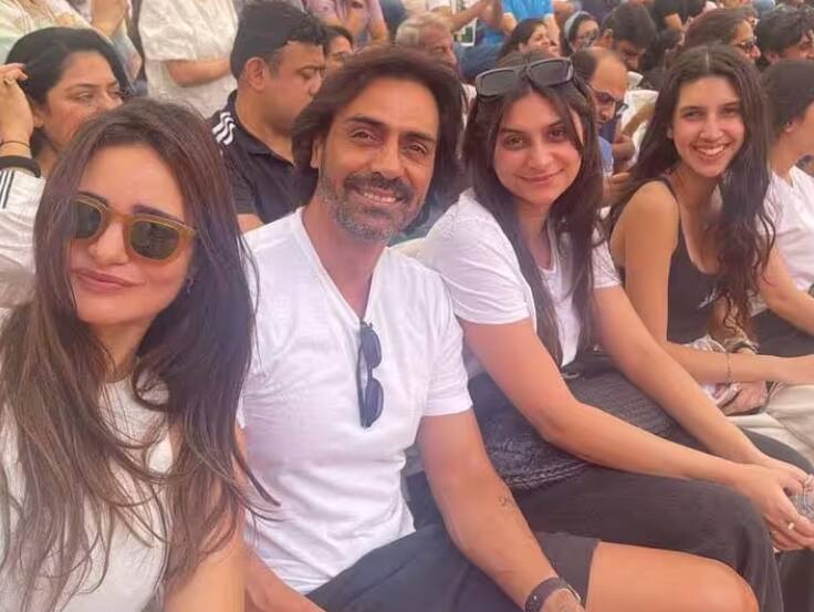 arjun-rampal-shares-family-photo-with-girlfriend-gabriella-demetriades-and-daughters-mahikaa-myra-see-here Arjun Rampal Family Photos: ਇੱਕ ਫ੍ਰੇਮ 'ਚ ਗਰਲਫਰੈਂਡ ਗੈਬਰੀਏਲਾ ਅਤੇ ਧੀਆਂ ਨਾਲ ਨਜ਼ਰ ਆਏ ਅਰਜੁਨ ਰਾਮਪਾਲ, ਵੇਖੋ ਤਸਵੀਰਾਂ