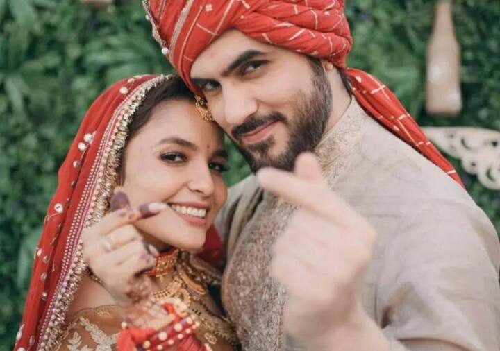 Chitrashi Rawat Wedding Photos: 'चक दे' फेम एक्ट्रेस चित्राशी रावत ने अपने लॉन्ग टाइम बॉयफ्रेंड ध्रुवादित्य से शादी कर ली है. शादी की कुछ तस्वीरें भी अब सोशल मीडिया पर वायरल हो रही हैं.