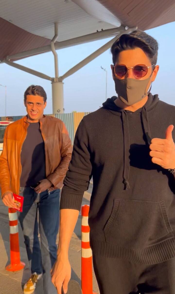 एक्टर ने इस दौरान पैपराजी से कोई बातचीत नहीं की लेकिन एयरपोर्ट के अंदर जाते हुए कुछ पोज जरूर दिए.