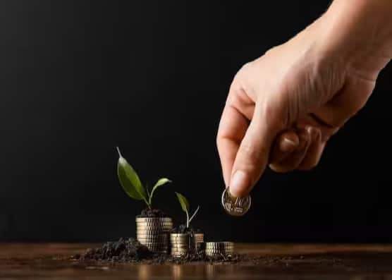 ਤੁਸੀਂ ਆਪਣੇ ਬੱਚਿਆਂ ਲਈ LIC ਵਿੱਚ ਨਿਵੇਸ਼ ਕਰ ਸਕਦੇ ਹੋ। ਐਲਆਈਸੀ ਕਈ ਤਰ੍ਹਾਂ ਦੀਆਂ ਨੀਤੀਆਂ 'ਤੇ ਕੰਮ ਕਰ ਰਹੀ ਹੈ। ਅਸੀਂ LIC ਦੀ ਜੀਵਨ ਤਰੁਣ ਪਾਲਿਸੀ (LIC Jeevan Tarun) ਬਾਰੇ ਗੱਲ ਕਰ ਰਹੇ ਹਾਂ। ਇਹ ਬੱਚਿਆਂ ਨੂੰ ਧਿਆਨ ਵਿੱਚ ਰੱਖ ਕੇ ਬਣਾਈ ਗਈ ਯੋਜਨਾ ਹੈ।