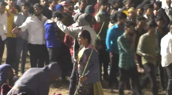 पुणे जिल्ह्यातील खेड तालुक्यातील बहिरवाडी गावात गौतमी पाटीलचा कार्यक्रम आयोजित करण्यात आला होता. या कार्यक्रमात नेहमी प्रमाणे प्रचंड प्रमाणात गर्दी होती.