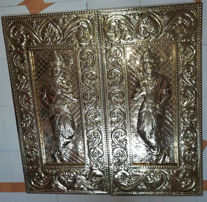 वरील बाजूस भोवरे तसेच कड्या आहेत.