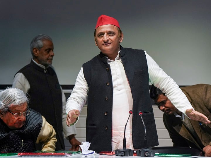 अखिलेश के नए प्रयोग से समाजवादी पार्टी के सवर्ण नेताओं में छटपटाहट क्यों है? Akhilesh Yadav New Formula how comfortable SP upper caste leaders In UP Politics abpp अखिलेश के नए प्रयोग से समाजवादी पार्टी के सवर्ण नेताओं में छटपटाहट क्यों है?