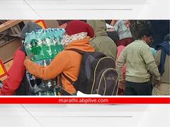 Kolhapur : शीतपेयांचा कंटेनर उलटल्यानंतर बाटल्या घरी नेण्यासाठी झुंबड