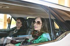 सुंदरता में कियारा की मां बड़ी बड़ी एक्ट्रेसेस को देती हैं मात, बेटी के शादी वेन्यू पर पहुंची जेनेविव आडवाणी