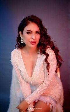 Neha Malik: ਡੀਪ ਨੇਕ ਡਰੈੱਸ ਪਾ ਕੇ ਕਲੀਵੇਜ ਫਲਾਂਟ ਕਰਦੀ ਨਜ਼ਰ ਆਈ ਨੇਹਾ ਮਲਿਕ, ਬੋਲਡ ਤਸਵੀਰਾਂ ਦੇਖ ਕੇ ਪ੍ਰਸ਼ੰਸਕ ਹੋਏ ਬੇਕਾਬੂ