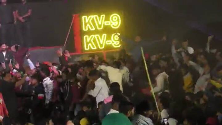 या कार्यक्रमातदेखील तशीच परिस्थिती निर्माण झाली होती. मात्र थोड्यावेळा काहीही अनुचित प्रकार घडला नसल्याची आयोजकांनी माहिती घेतली आणि कार्यक्रम पून्हा सुरु केला.