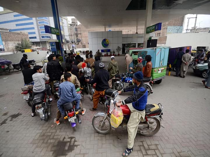 Pakistan's oil companies on verge of ruin Loss of billions in few days waiting for IMF help Pakistan Oil Companies: పాక్‌లో ఆవిరైపోతున్న చమురు సంపద, ఆయిల్ ఇండస్ట్రీ కుప్ప కూలడం ఖాయం