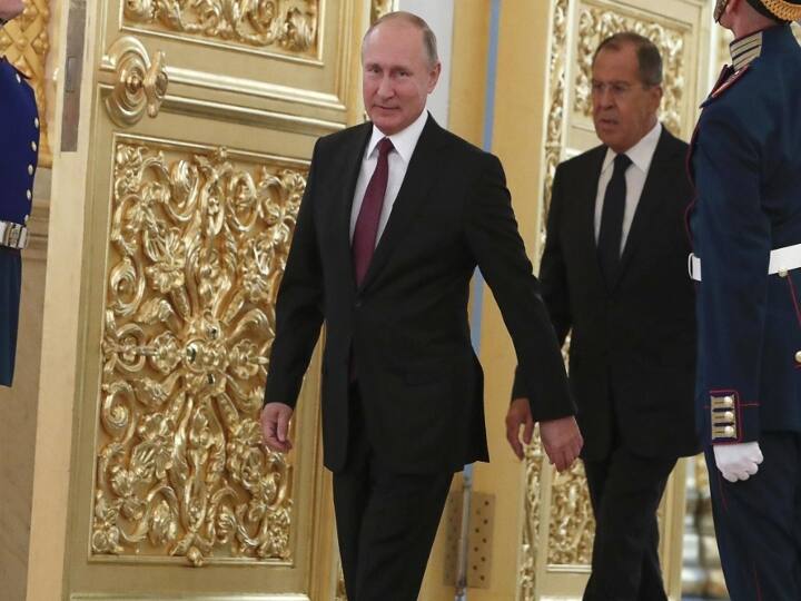 Russian President Vladimir Putin: रूसी राष्ट्रपति पुतिन जब चलते हैं तो उनका बायां हाथ अधिक हिलता-डुलता है, लेकिन दाया हाथ ज्यादातर स्थिर ही रहता है. यह केजीबी (KGB) की ट्रेनिंग का अहम हिस्सा है.