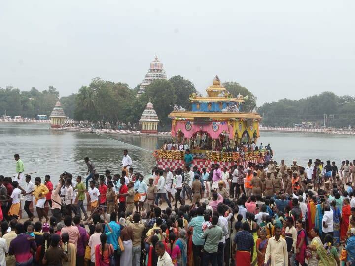 மீனாட்சியம்மன் கோவில் தெப்பத் திருவிழா கோலகலமாக தொடங்கியது - சுவாமியும் அம்மனும் தெப்பத்தில் வலம்வந்து பின்னர் மைய மண்டபத்தில் எழுந்தருளினர். ஆயிரக்கணக்கான பக்தர்கள் சாமி தரிசனம் செய்தனர்