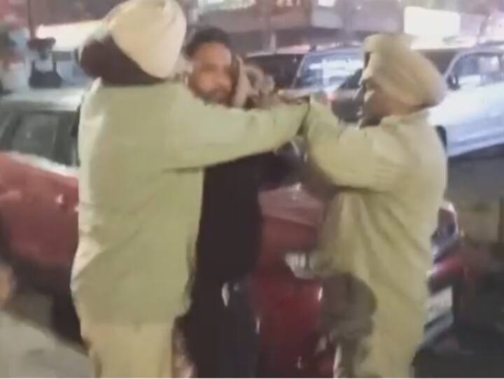 A policeman slapped a man in Jalandhar, video went viral on social media Watch: जालंधर में एक पुलिसकर्मी ने शख्स को जड़ा थप्पड़, सोशल मीडिया पर वायरल हुआ वीडियो