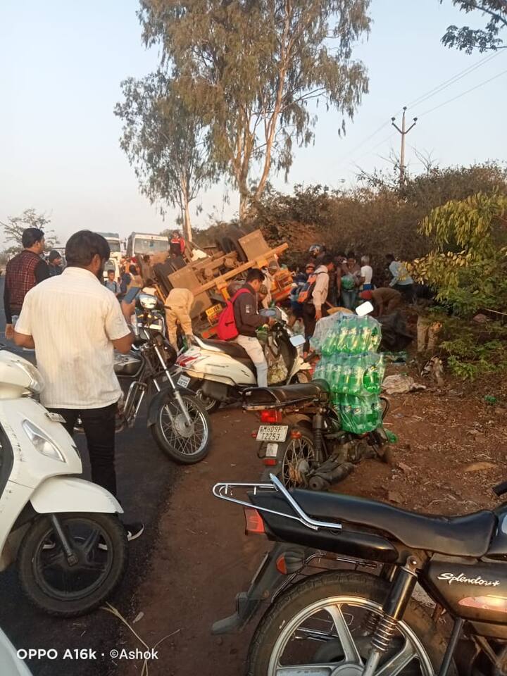 यावेळी शीतपेयांच्या बाटल्या घेऊन जाण्यासाठी नागरिकांची झुंबड उडाली.