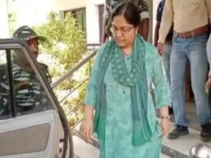 IAS Pooja Singhal accused in money laundering case surrendered in ED court on Saturday in  Jharkhand Jharkhand News: झारखंड में निलंबित आईएएस पूजा सिंघल ने ईडी कोर्ट में किया सरेंडर, भेजी गईं जेल